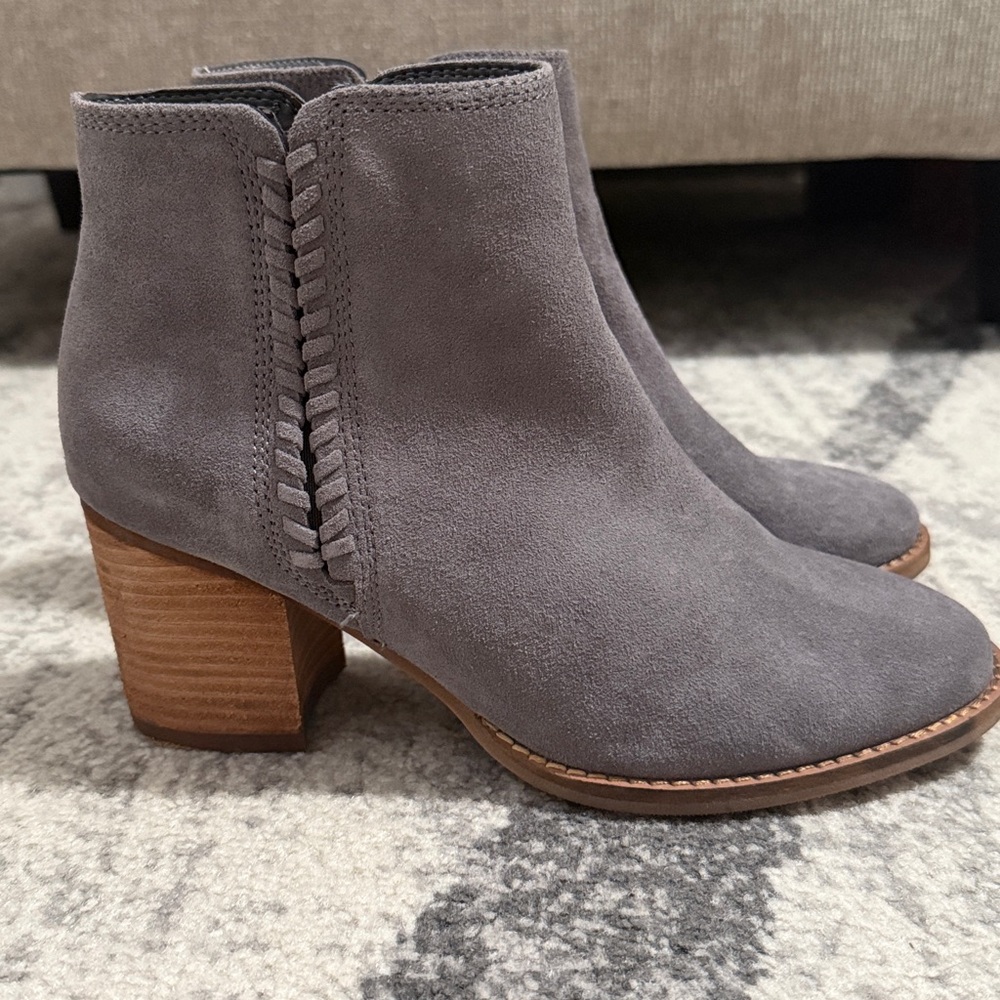 EUC Blondo Waterproof Suede Booties size 8M